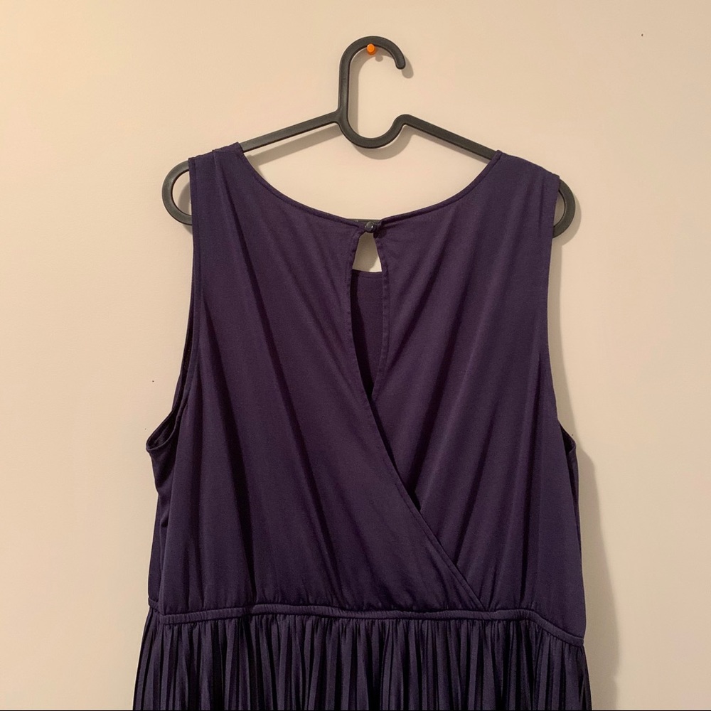 Navy maxi dress with pleated crepe skirt detail - Picture 3 of 6